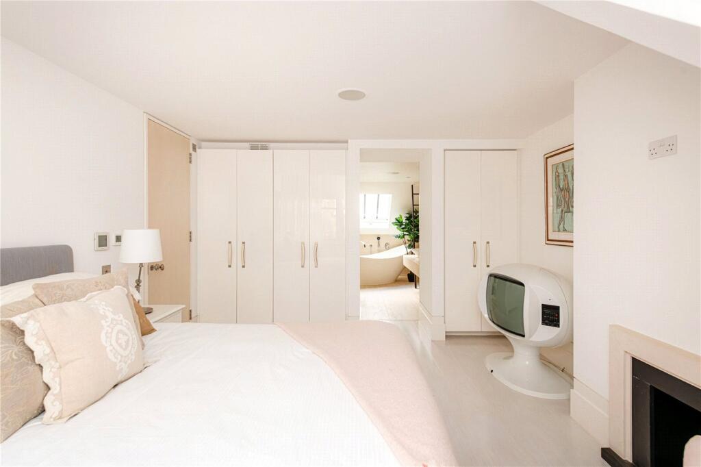 5 bedroom mews house for sale in Adams Row, Mayfair, London, W1K